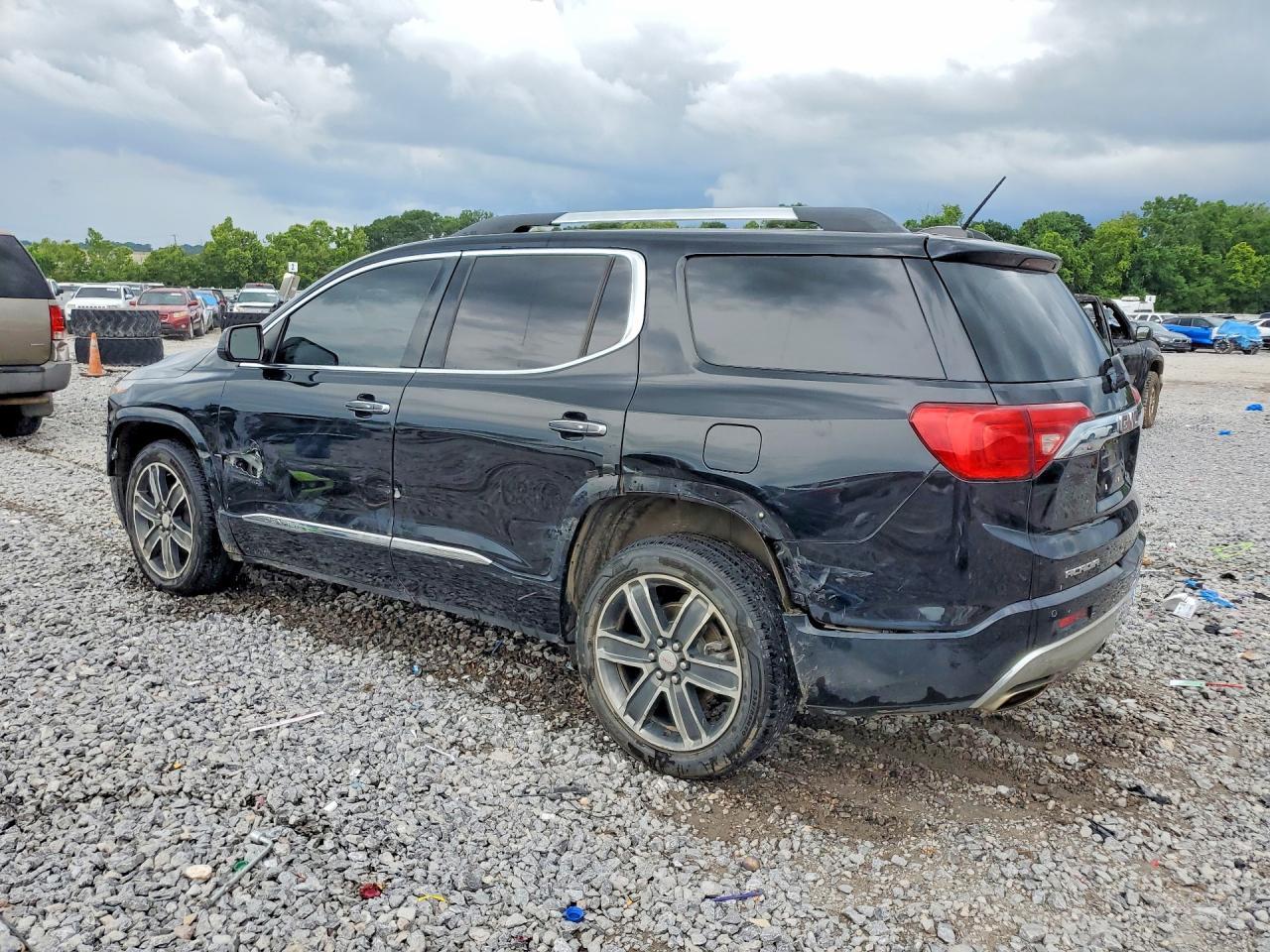 2018 GMC Acadia Denali - zdjęcie 2