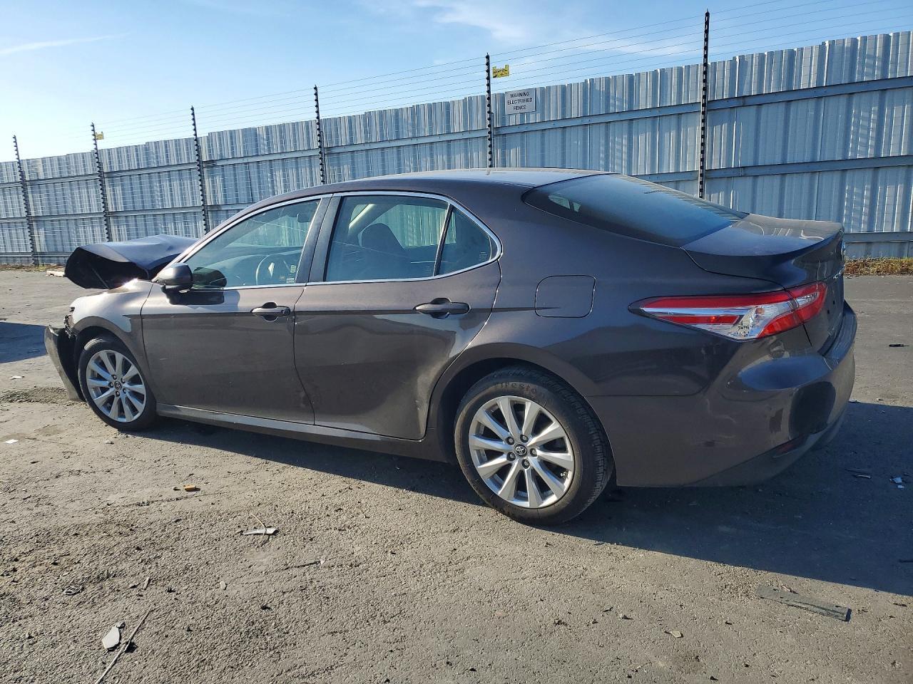 2018 Toyota Camry Le - zdjęcie 2