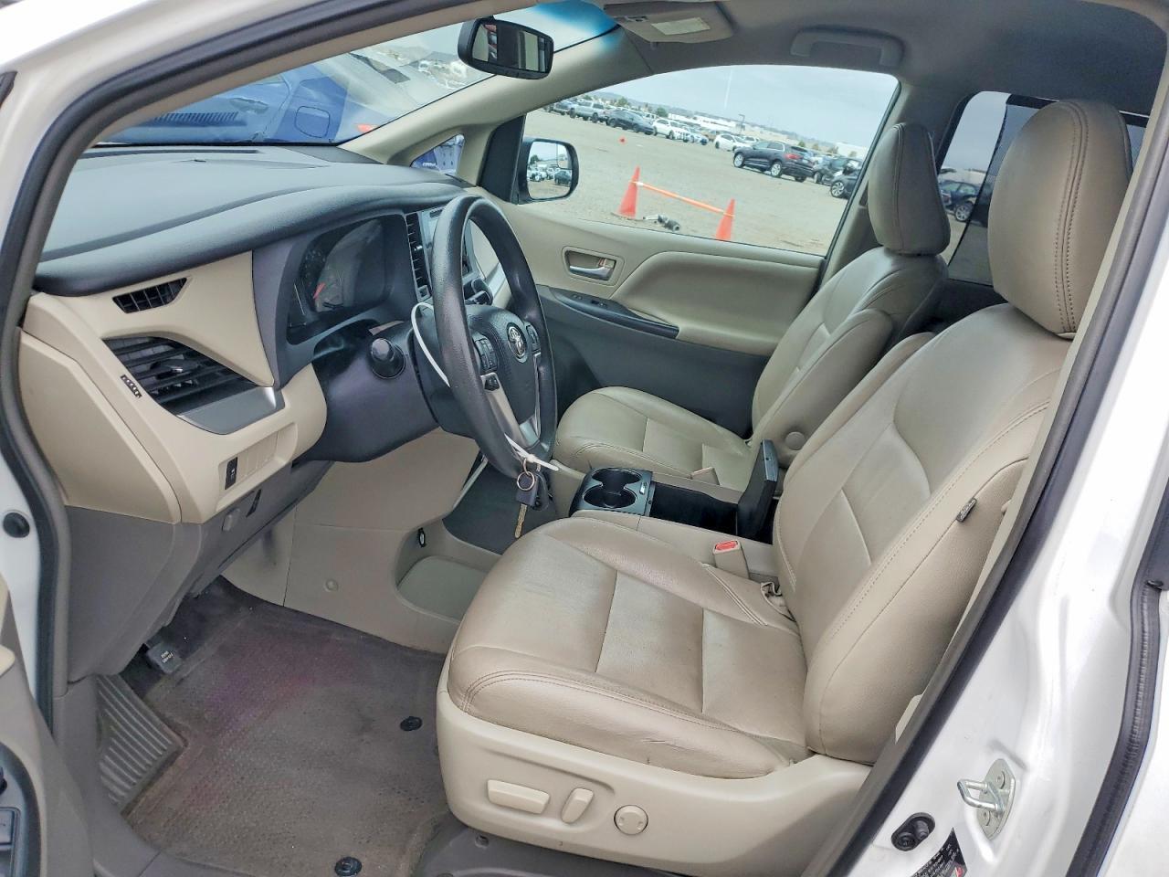 2015 Toyota Sienna Le - zdjęcie 7