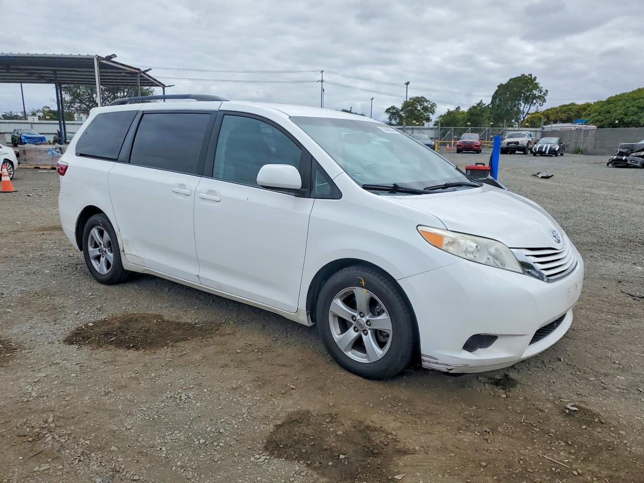 2015 Toyota Sienna Le - zdjęcie 4