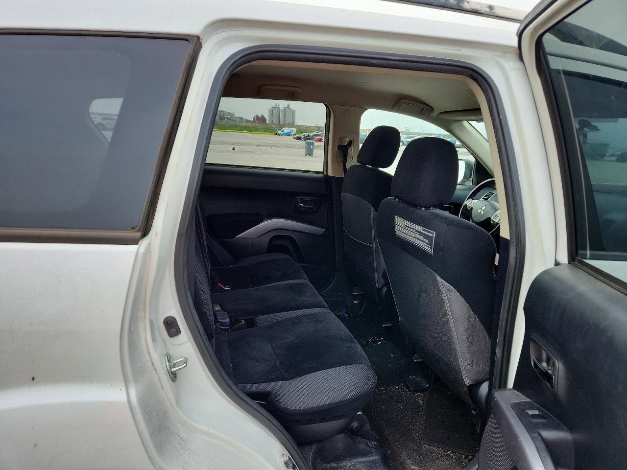 2013 Mitsubishi Outlander Es - zdjęcie 10