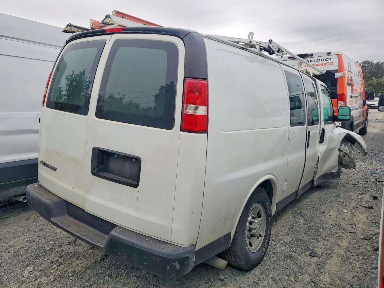 2017 Chevrolet Express G2500 - zdjęcie 3