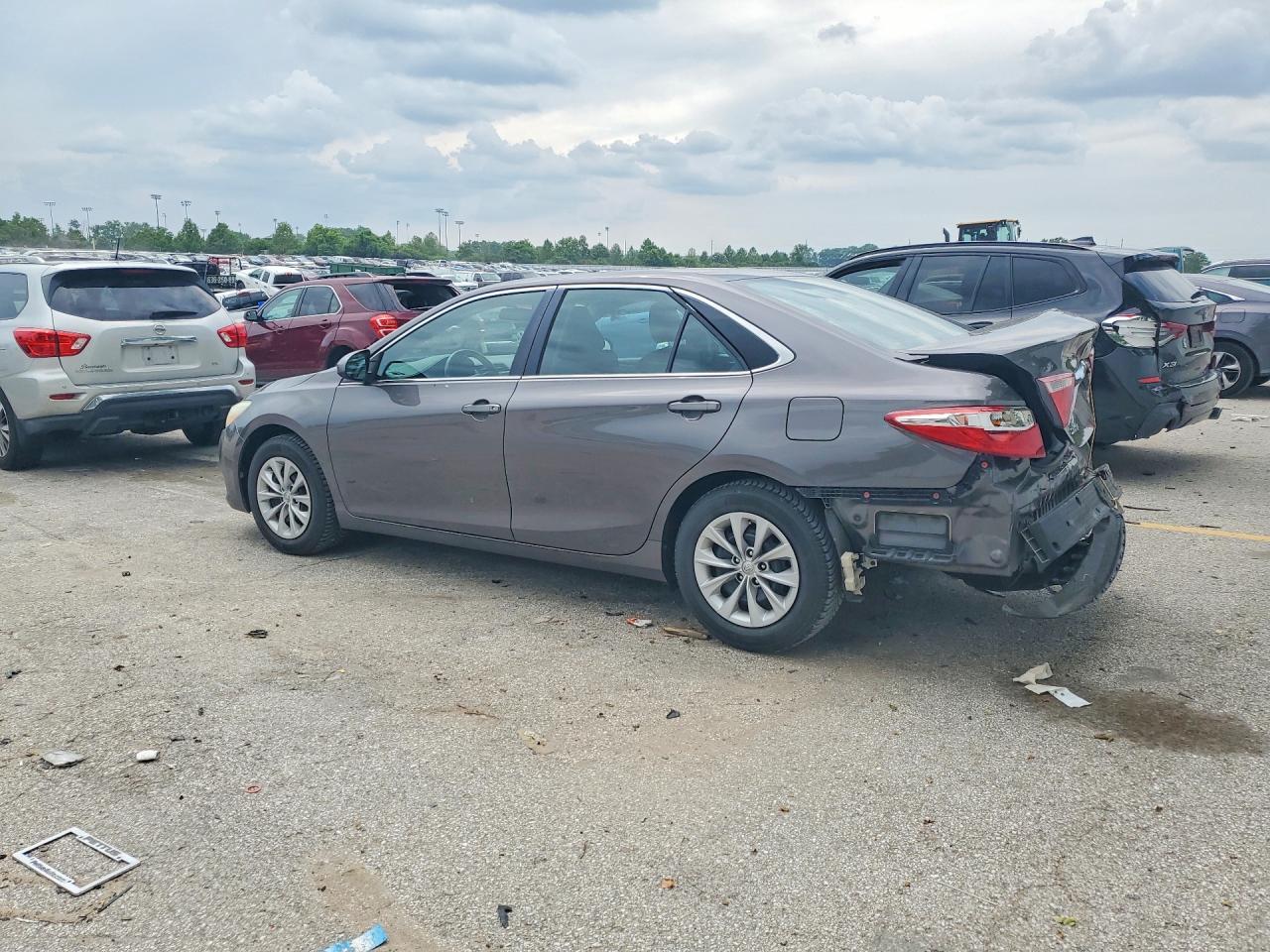 2016 Toyota Camry Le - zdjęcie 2
