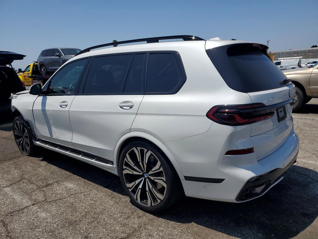2025 BMW X7 xDrive40I - zdjęcie 2