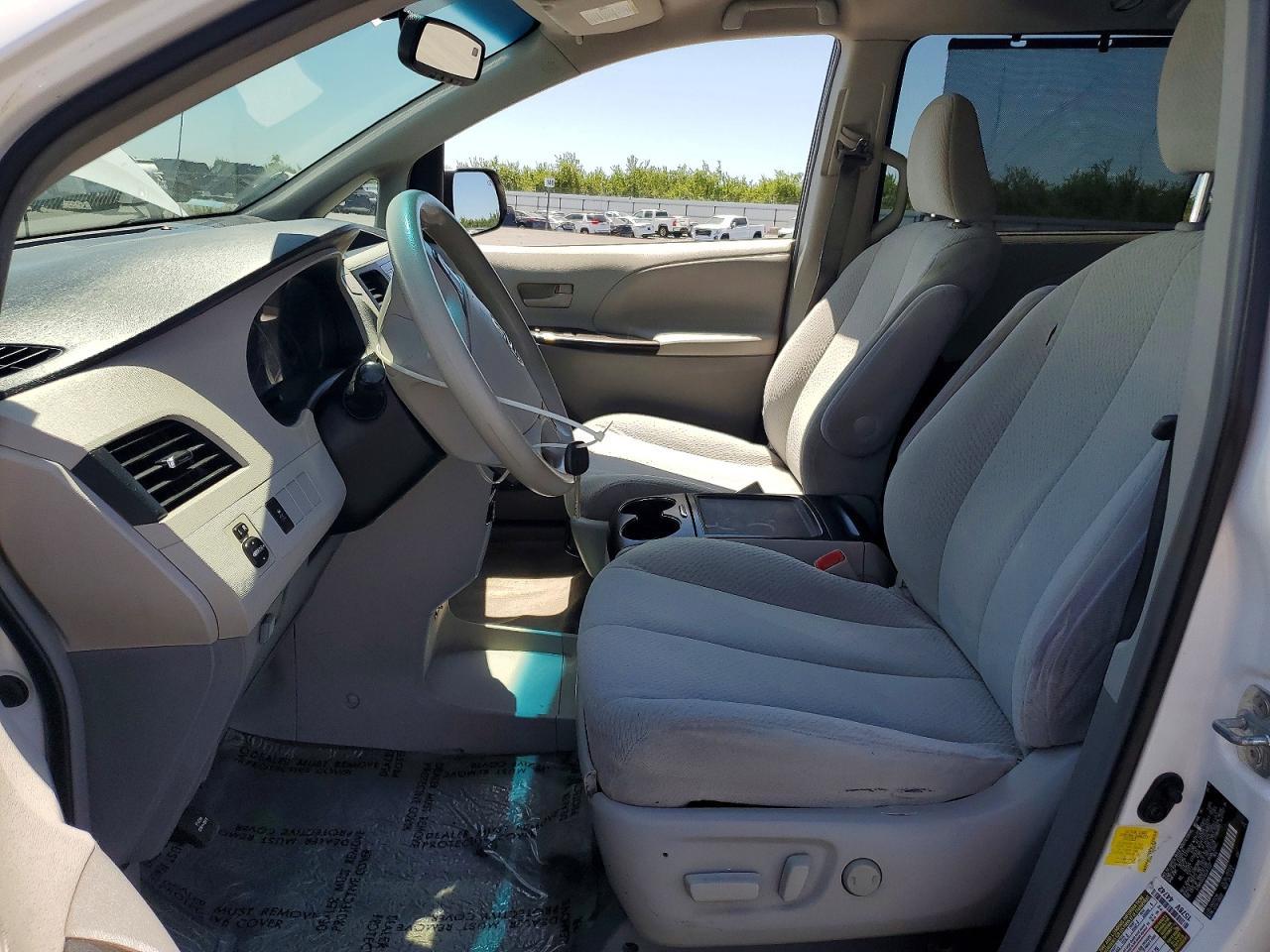 2013 Toyota Sienna Le - zdjęcie 7