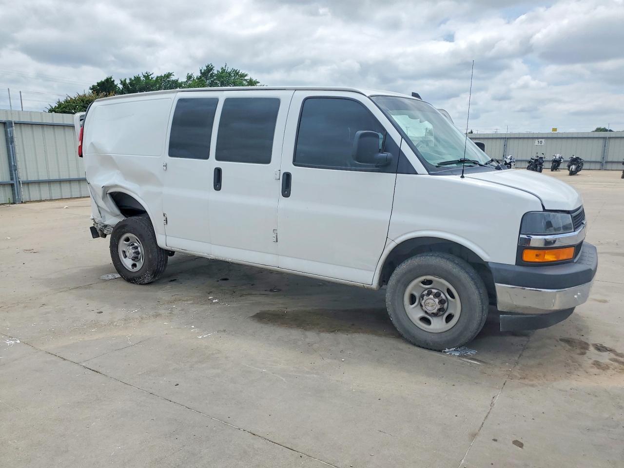 2020 Chevrolet Express G2500 - zdjęcie 4