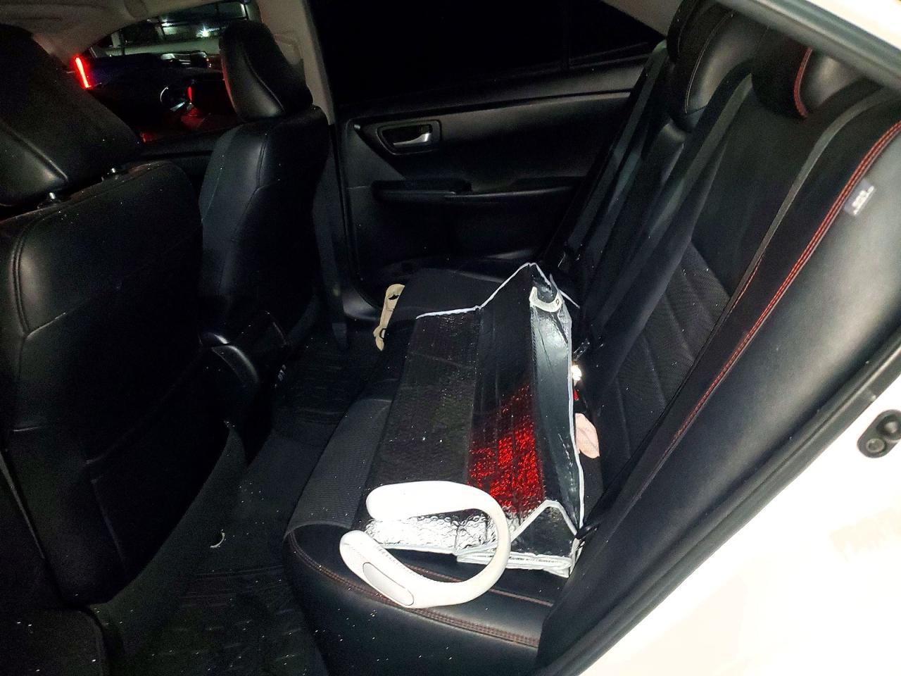 2016 Toyota Camry Le - zdjęcie 10
