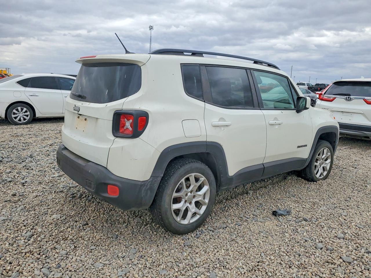 2015 Jeep Renegade Latitude - zdjęcie 3