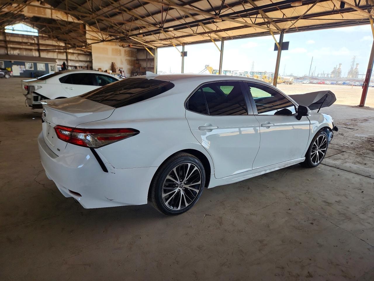 2020 Toyota Camry Se - zdjęcie 3