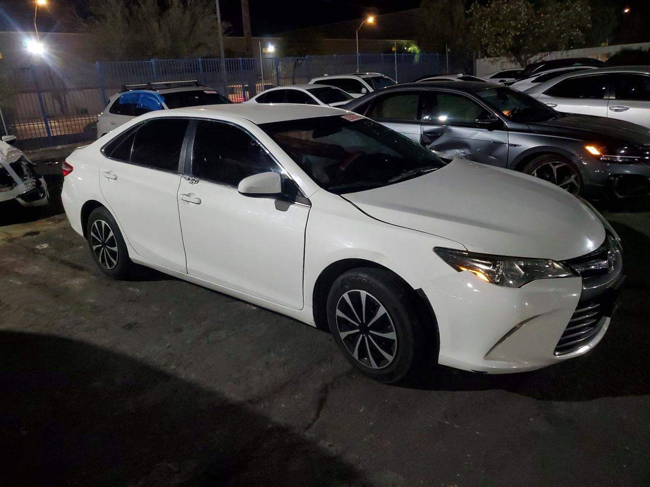 2016 Toyota Camry Le - zdjęcie 4