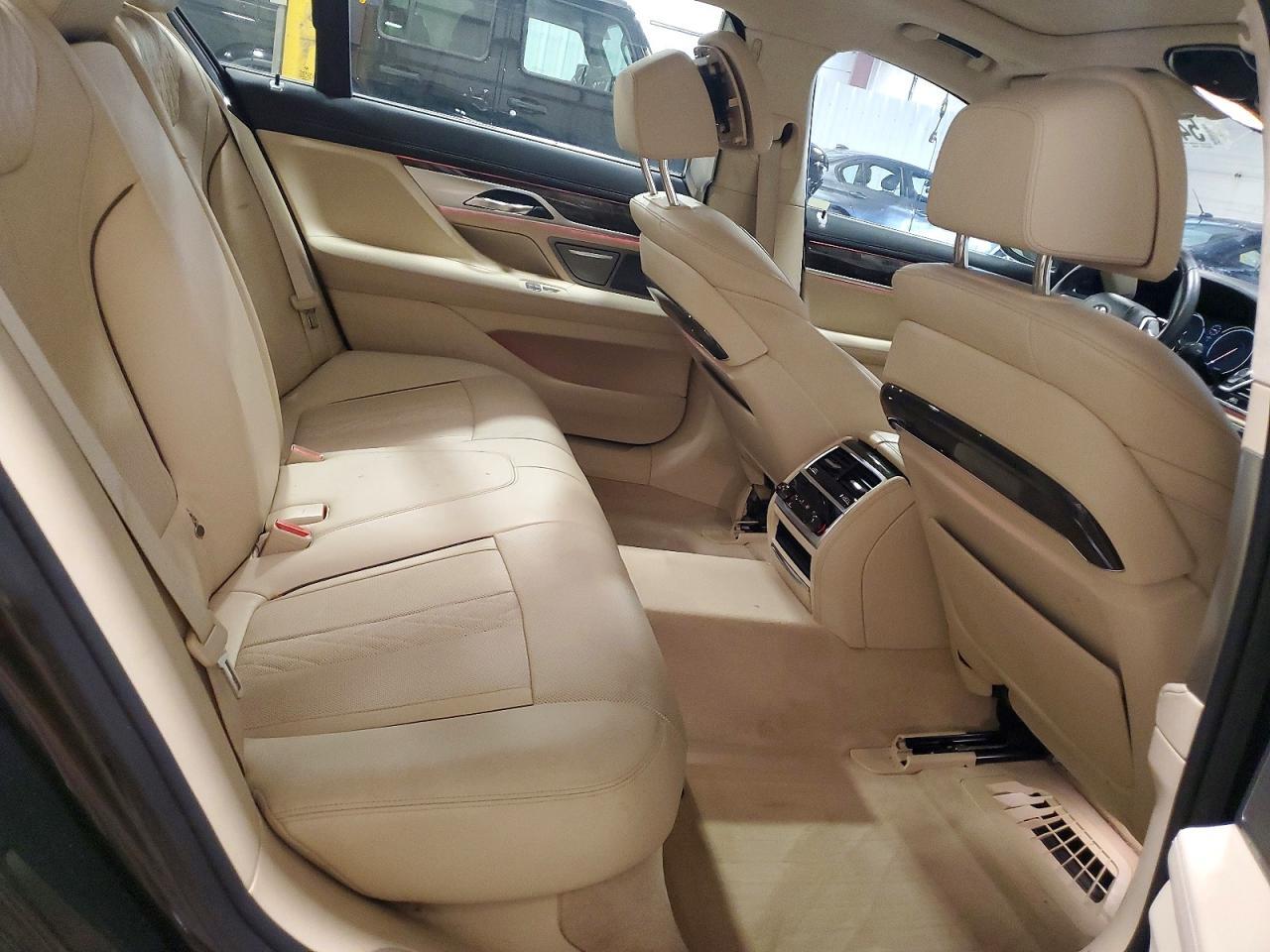 2016 BMW Seria 7 750i - zdjęcie 10