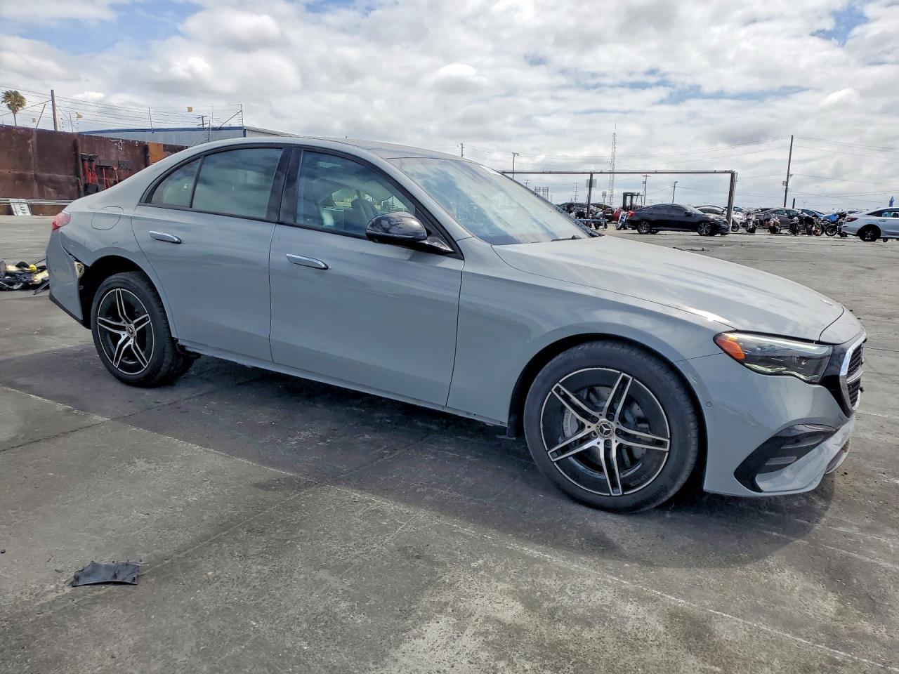 2025 Mercedes-Benz E 450 4Matic - zdjęcie 4