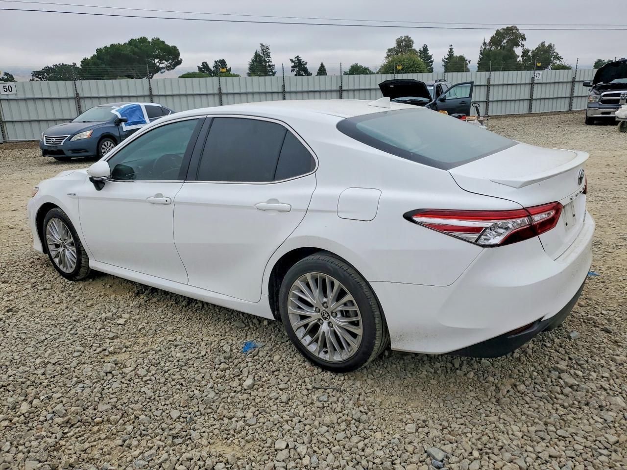 2020 Toyota Camry Xle - zdjęcie 2