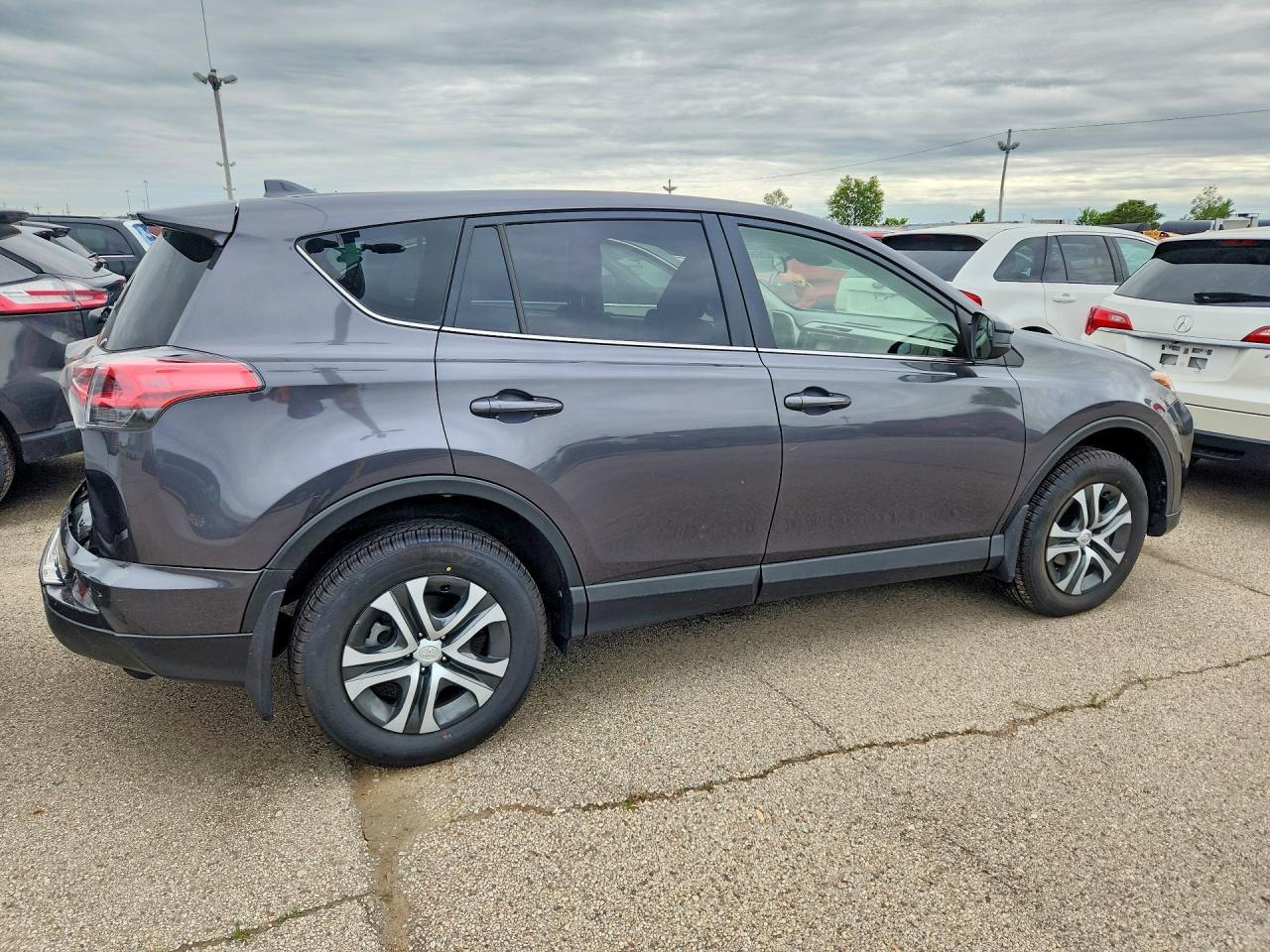 2018 Toyota Rav4 Le - zdjęcie 3