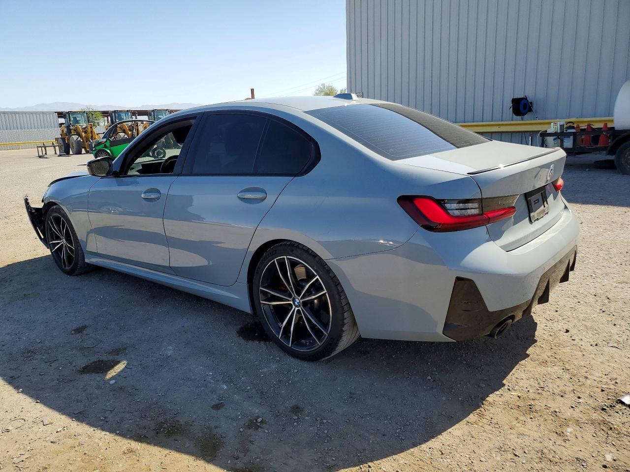 2024 BMW 330I - zdjęcie 2