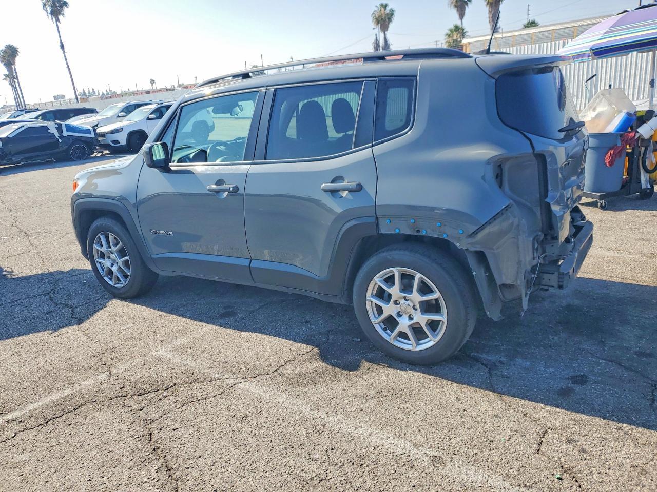 2020 Jeep Renegade Latitude - zdjęcie 2