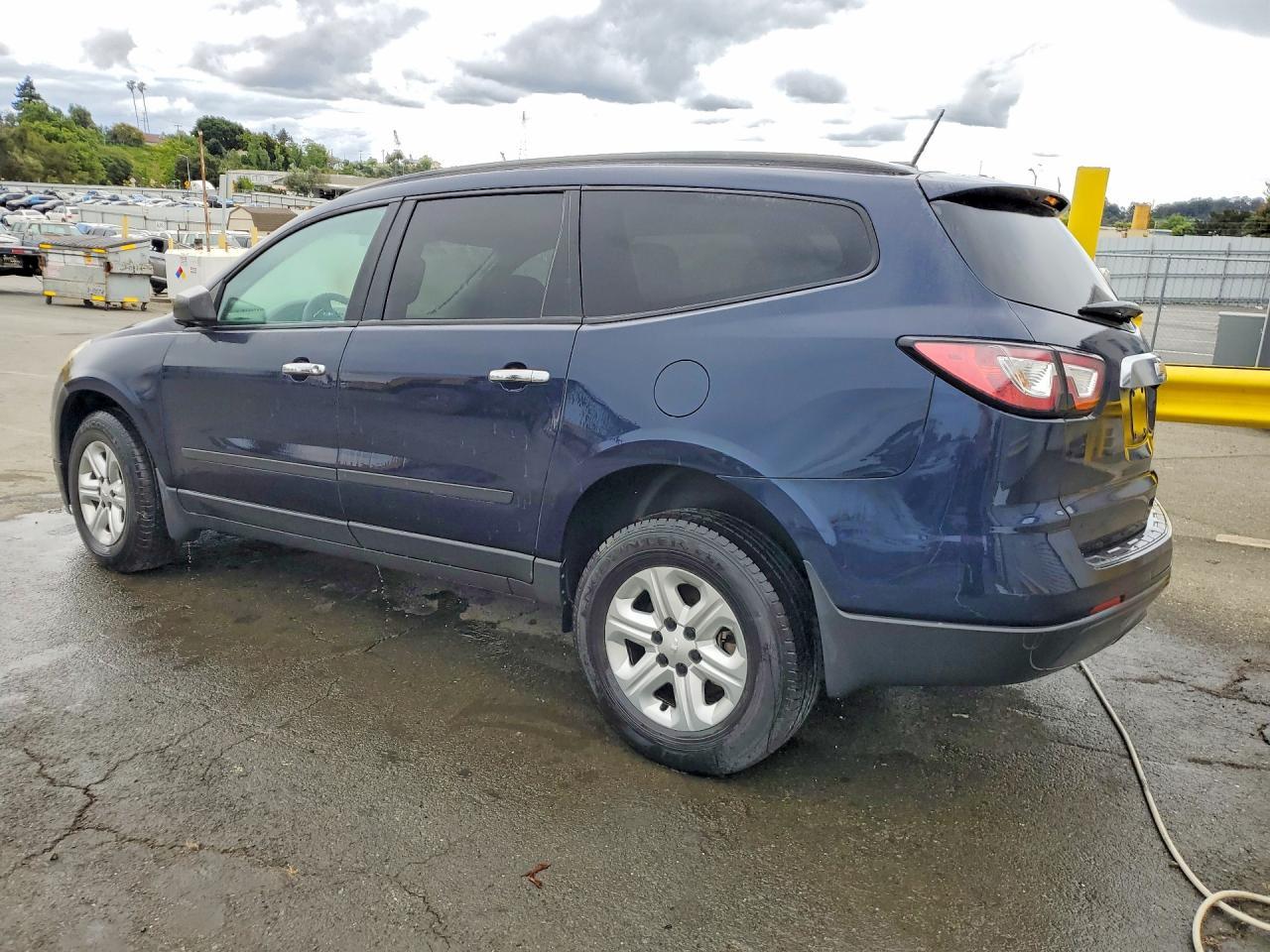 2016 Chevrolet Traverse Ls - zdjęcie 2