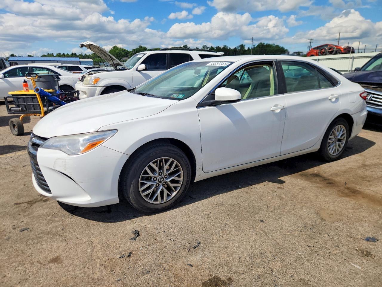 2017 Toyota Camry Le - zdjęcie główne