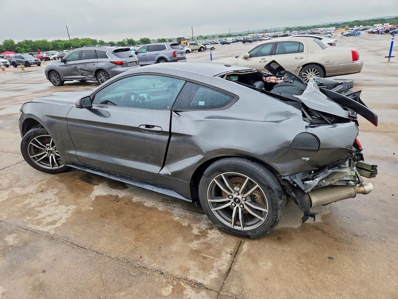 Ford Mustang - zdjęcie 2