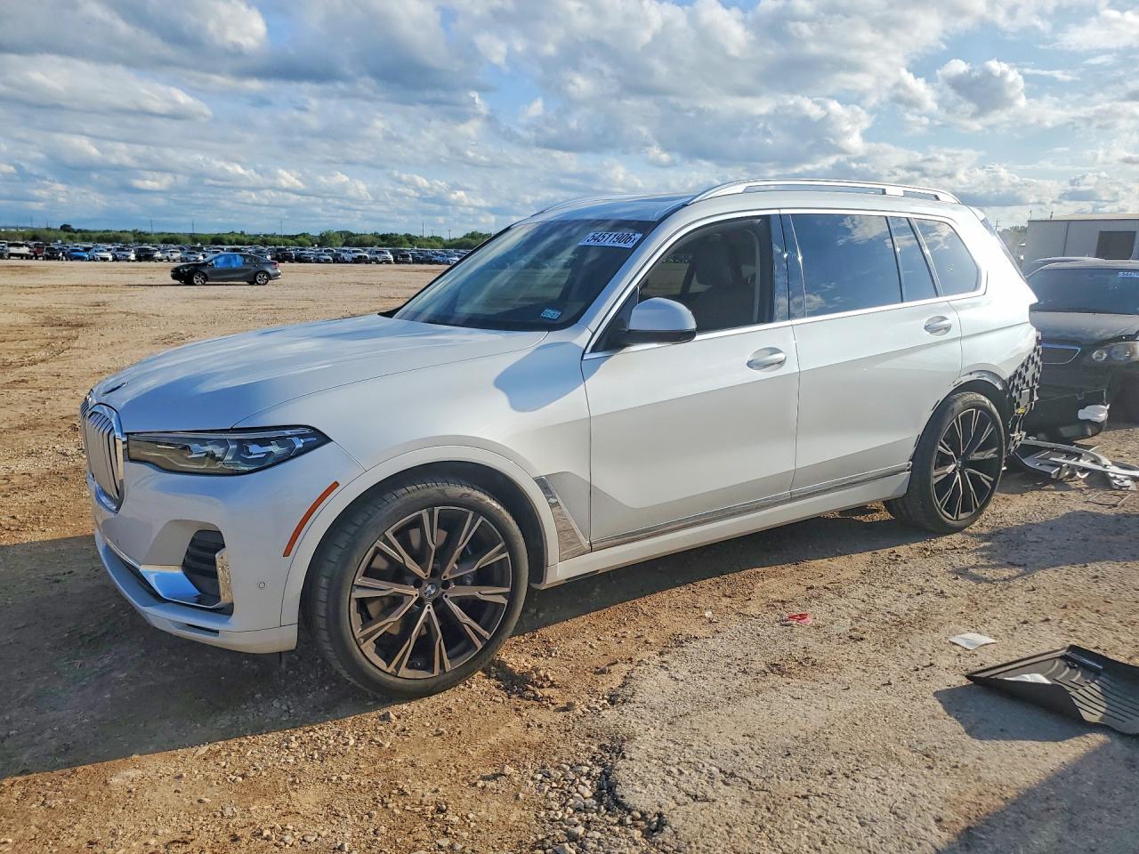 2021 BMW X7 xDrive40I - zdjęcie główne