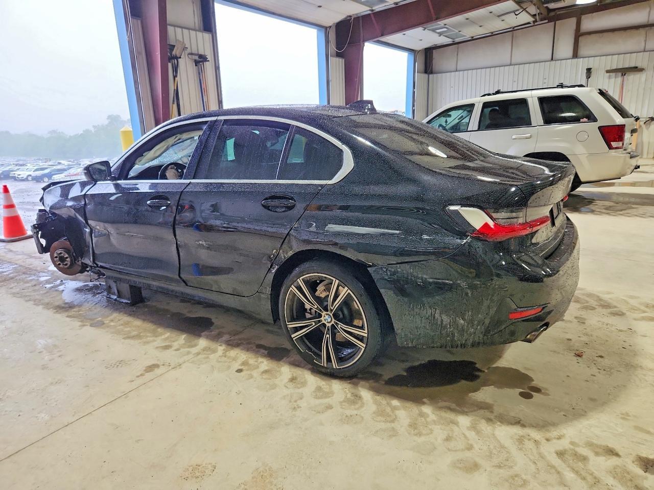 2021 BMW 330I - zdjęcie 2