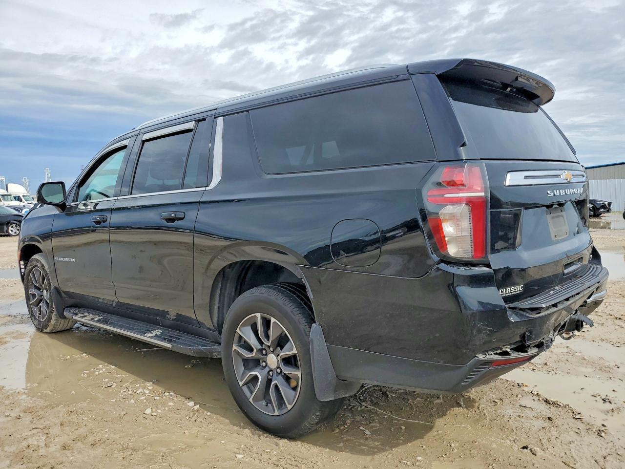 2022 Chevrolet Suburban C1500 Lt - zdjęcie 2