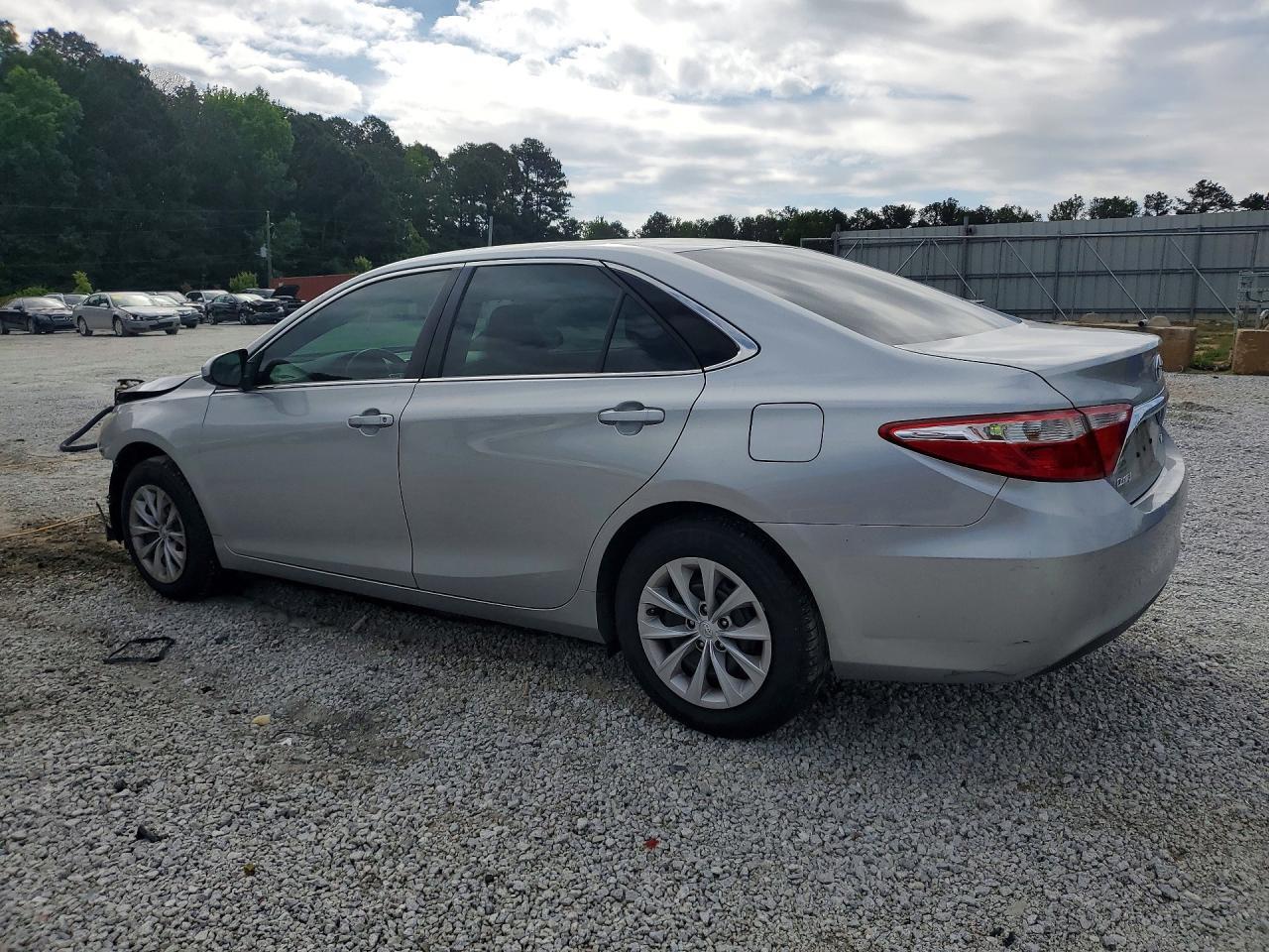 2015 Toyota Camry Le - zdjęcie 2