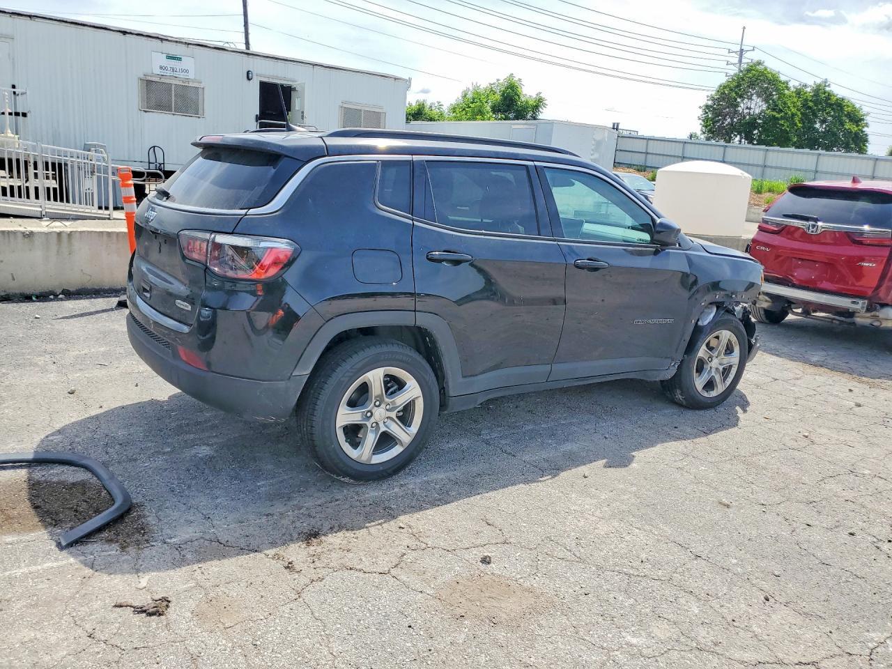 2024 Jeep Compass Latitude - zdjęcie 3
