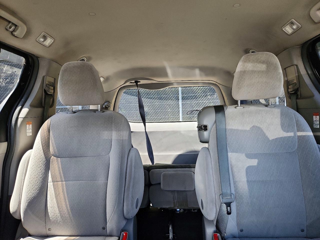 2016 Toyota Sienna Le - zdjęcie 10