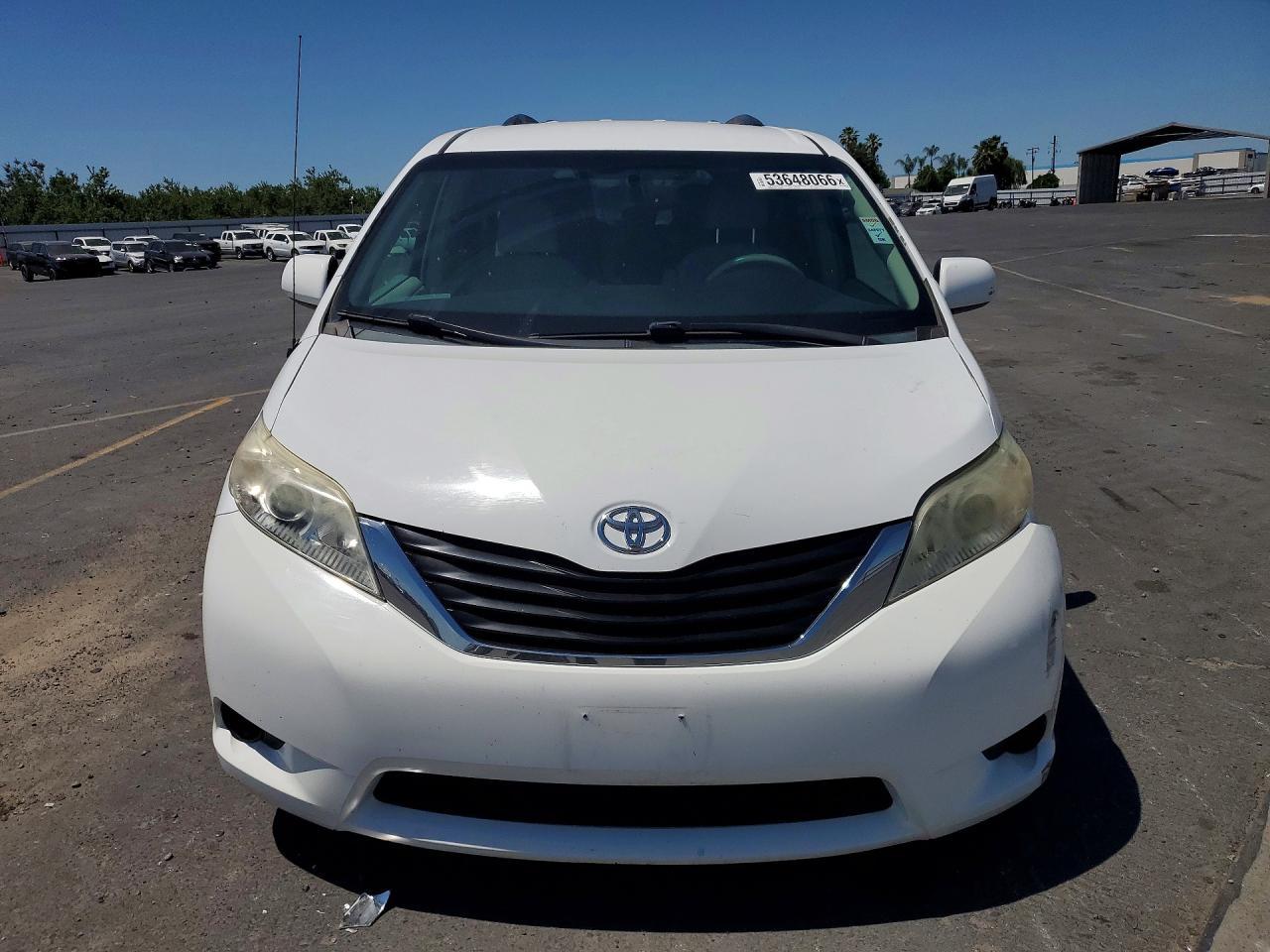 2013 Toyota Sienna Le - zdjęcie 5