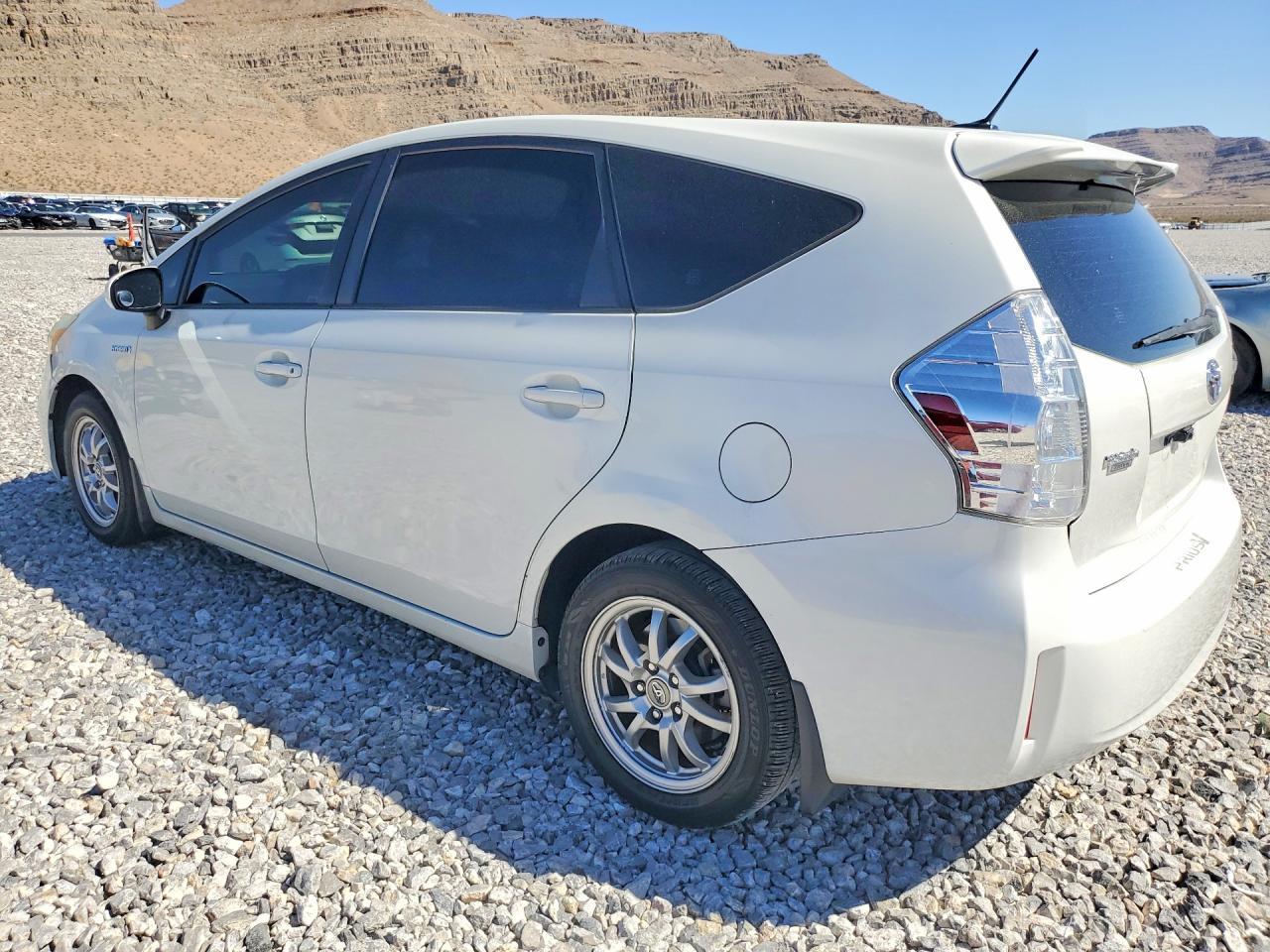 2014 Toyota Prius V Three - zdjęcie 2