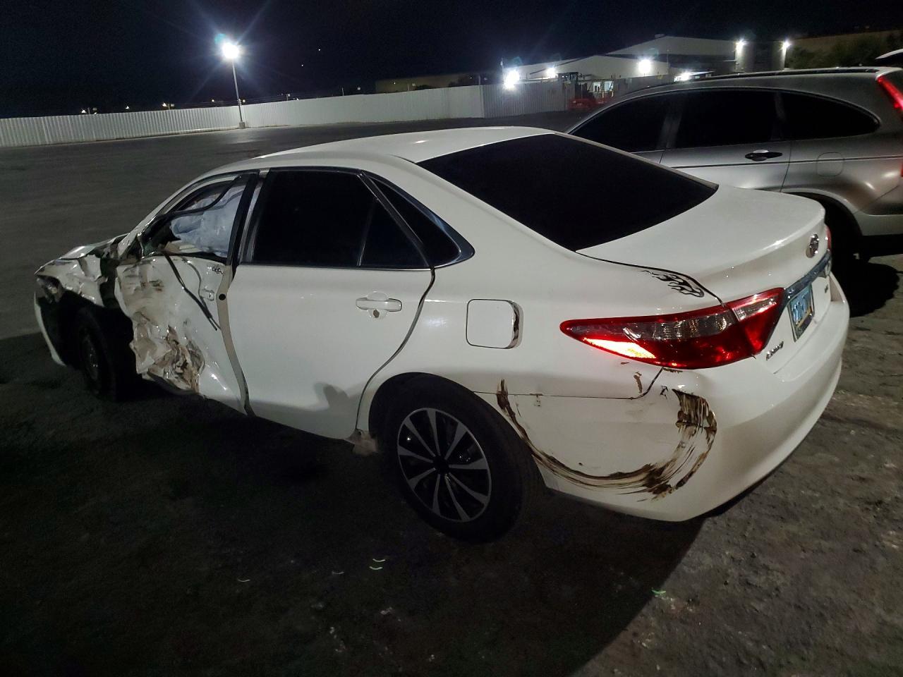2016 Toyota Camry Le - zdjęcie 2