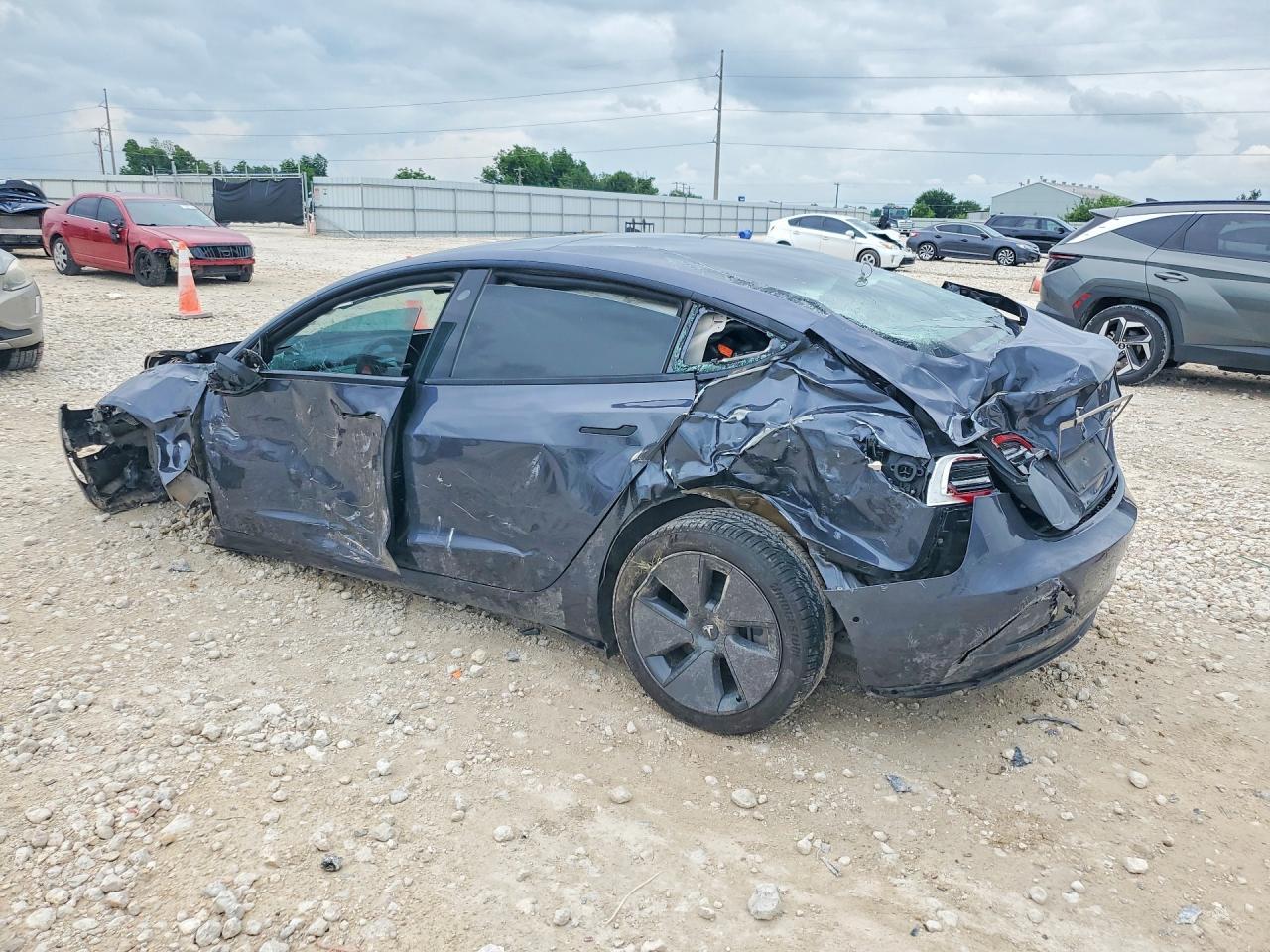 2021 Tesla Model 3 - zdjęcie 2