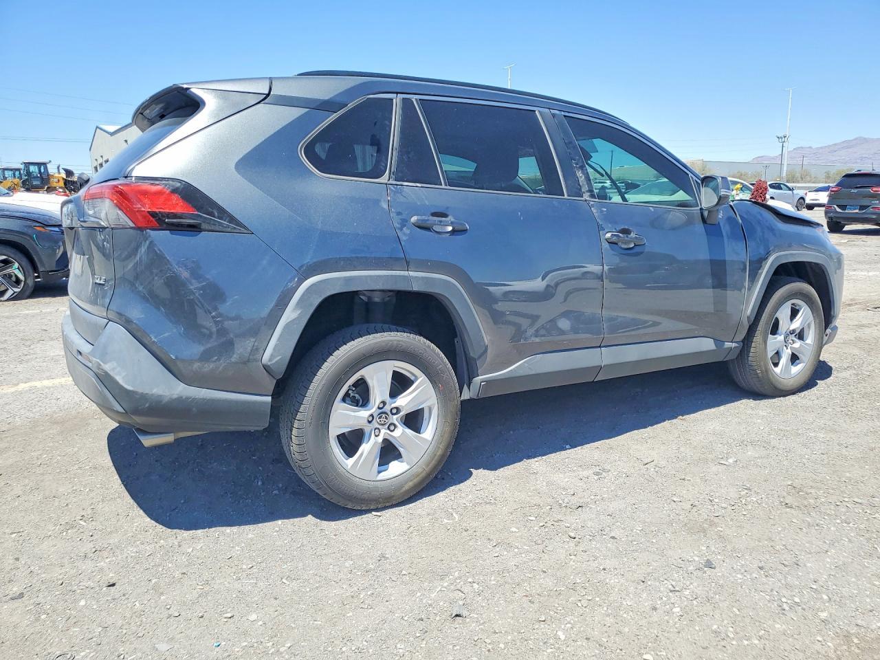 2021 Toyota Rav4 Xle - zdjęcie 3