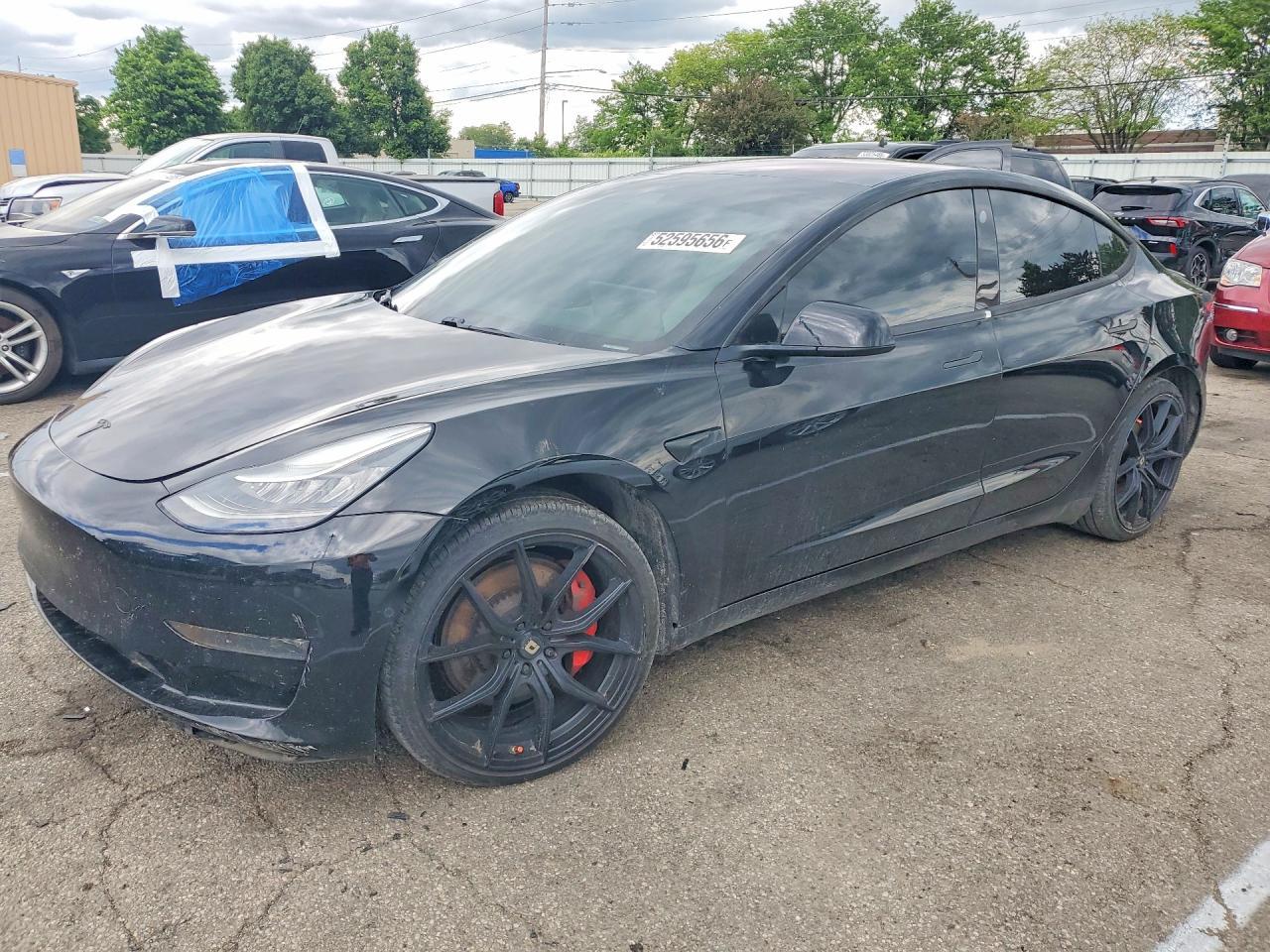 2019 Tesla Model 3 - zdjęcie główne
