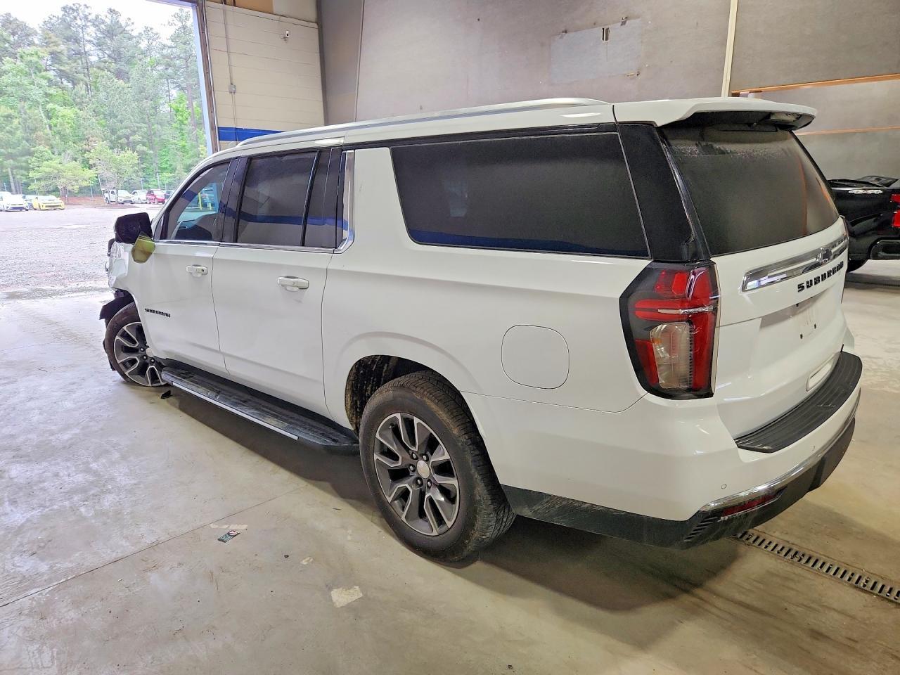 2022 Chevrolet Suburban K1500 Lt - zdjęcie 2