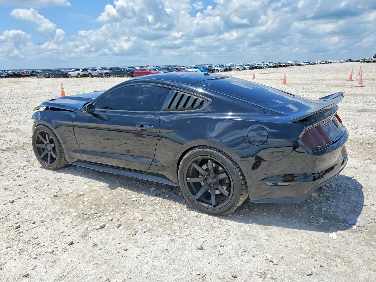 Ford Mustang - zdjęcie 2