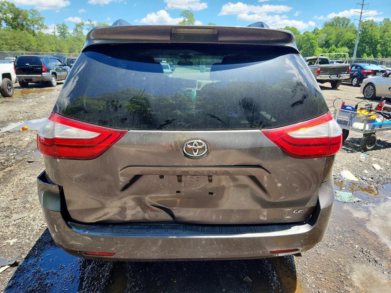 2016 Toyota Sienna Le - zdjęcie 6
