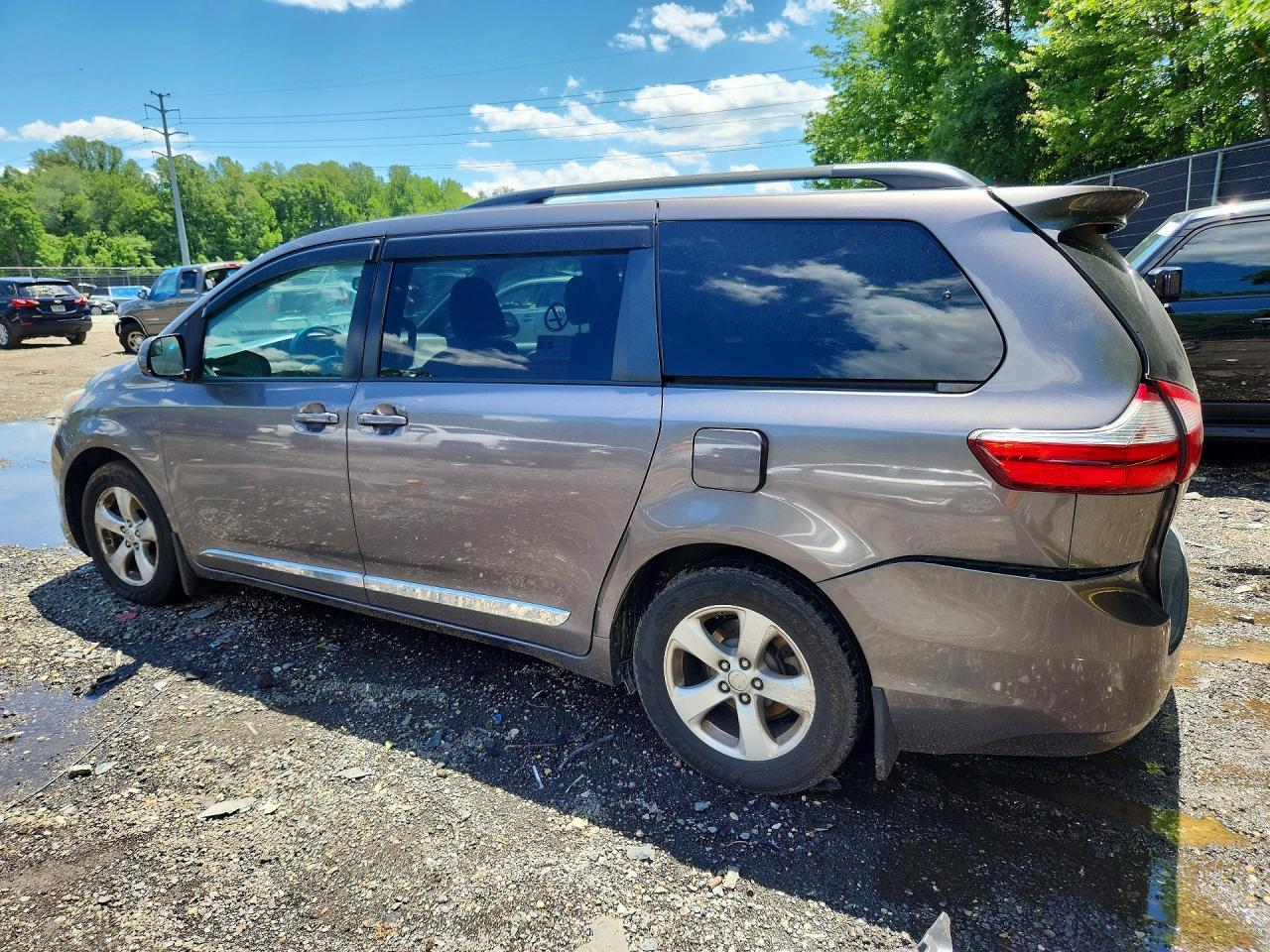 2016 Toyota Sienna Le - zdjęcie 2