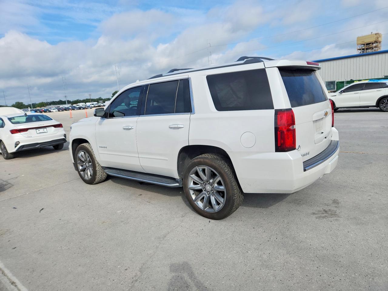 2017 Chevrolet Tahoe C1500 Premier - zdjęcie 2