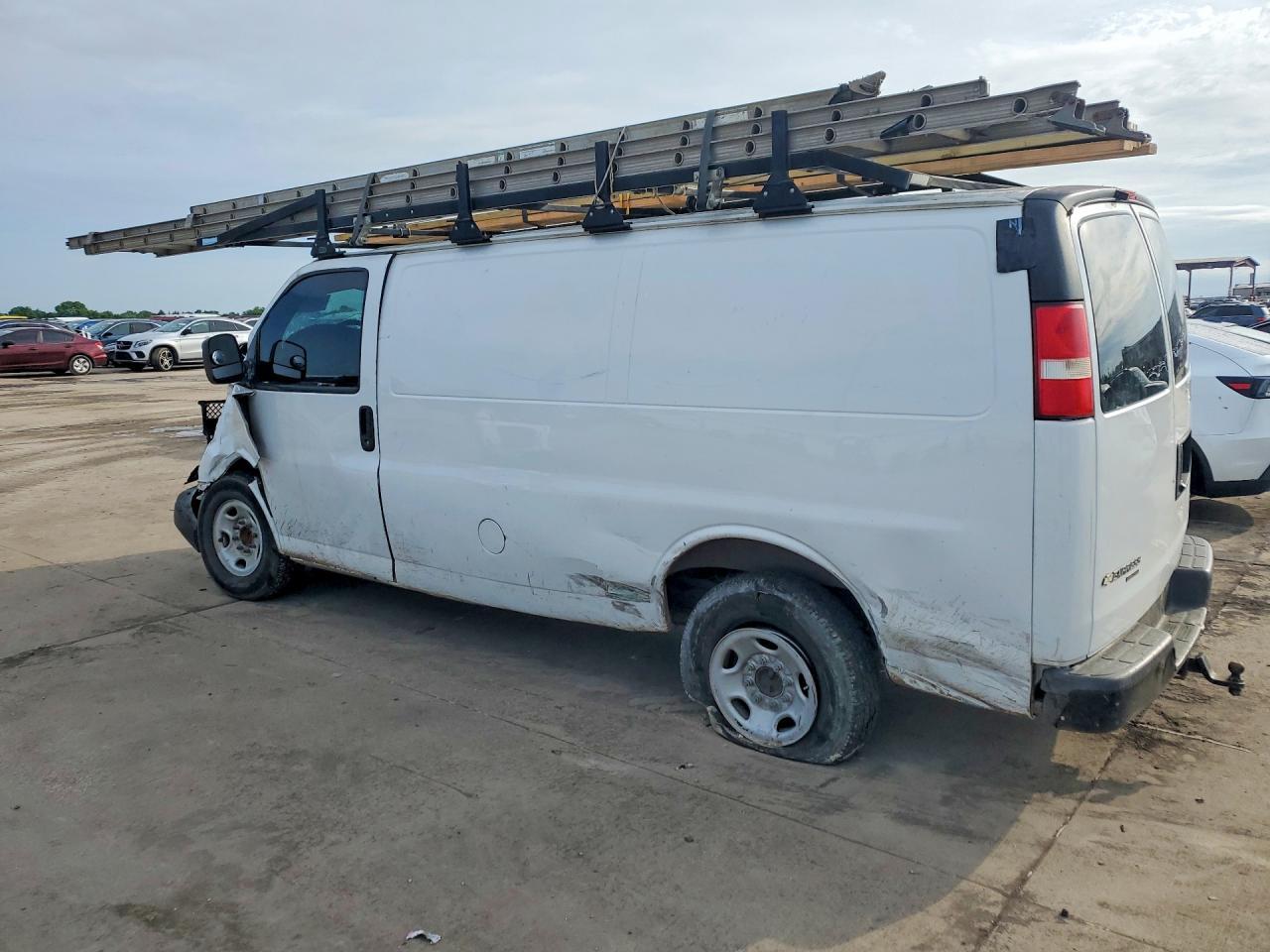 2015 Chevrolet Express G2500 - zdjęcie 2