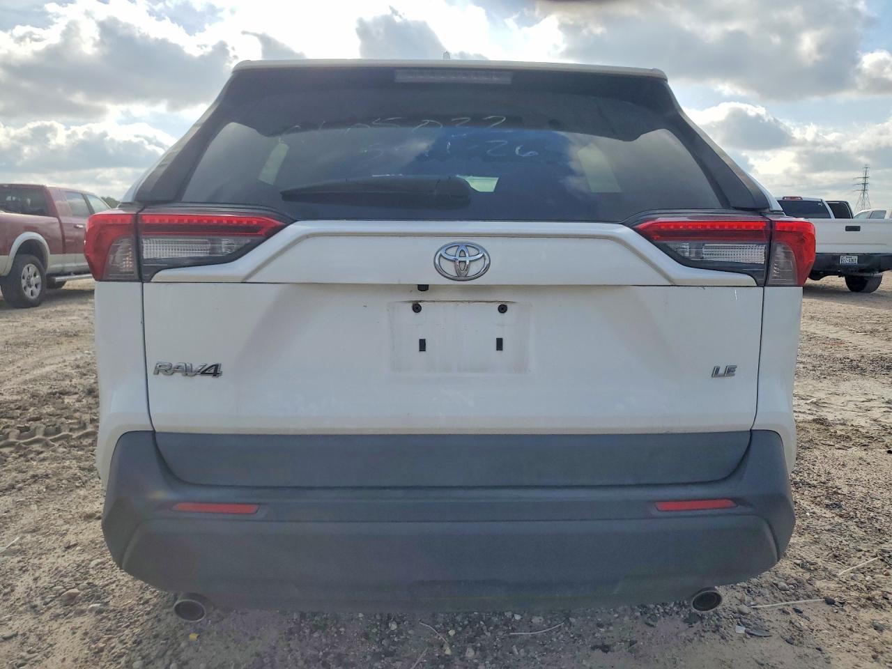 2020 Toyota Rav4 Le - zdjęcie 6