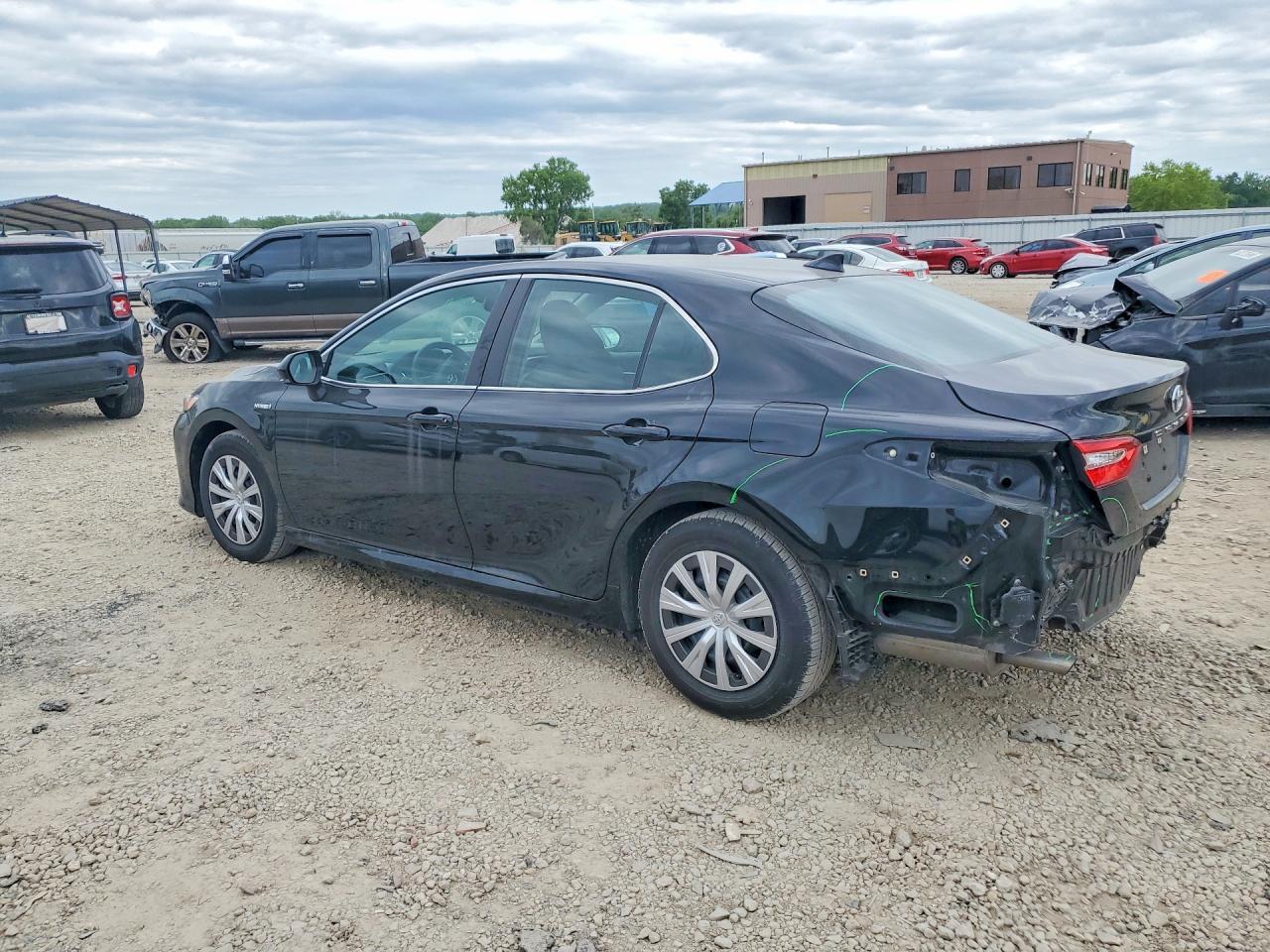 2020 Toyota Camry Le - zdjęcie 2