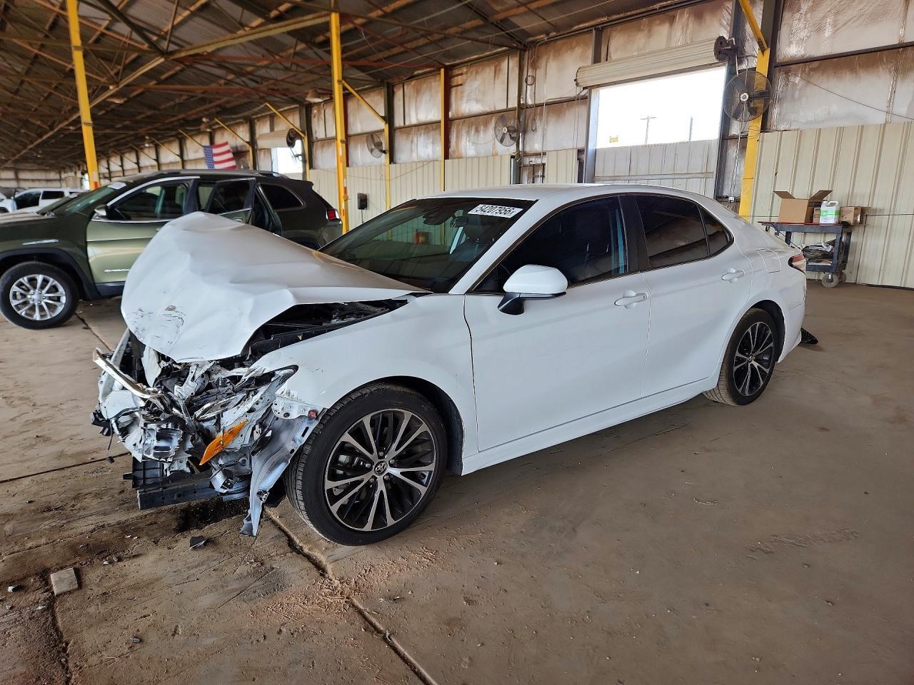 2020 Toyota Camry Se - zdjęcie główne