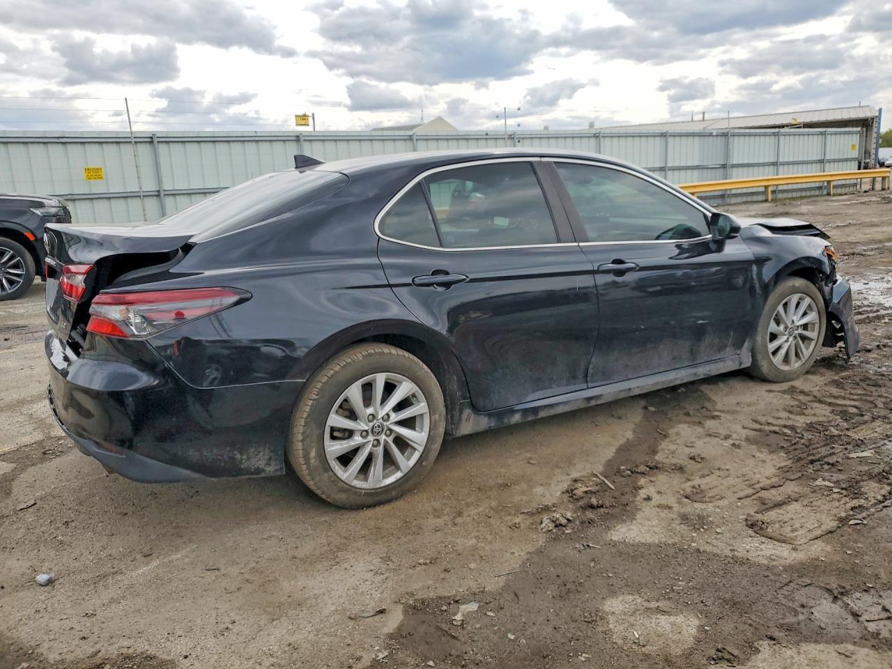 2022 Toyota Camry Le - zdjęcie 3