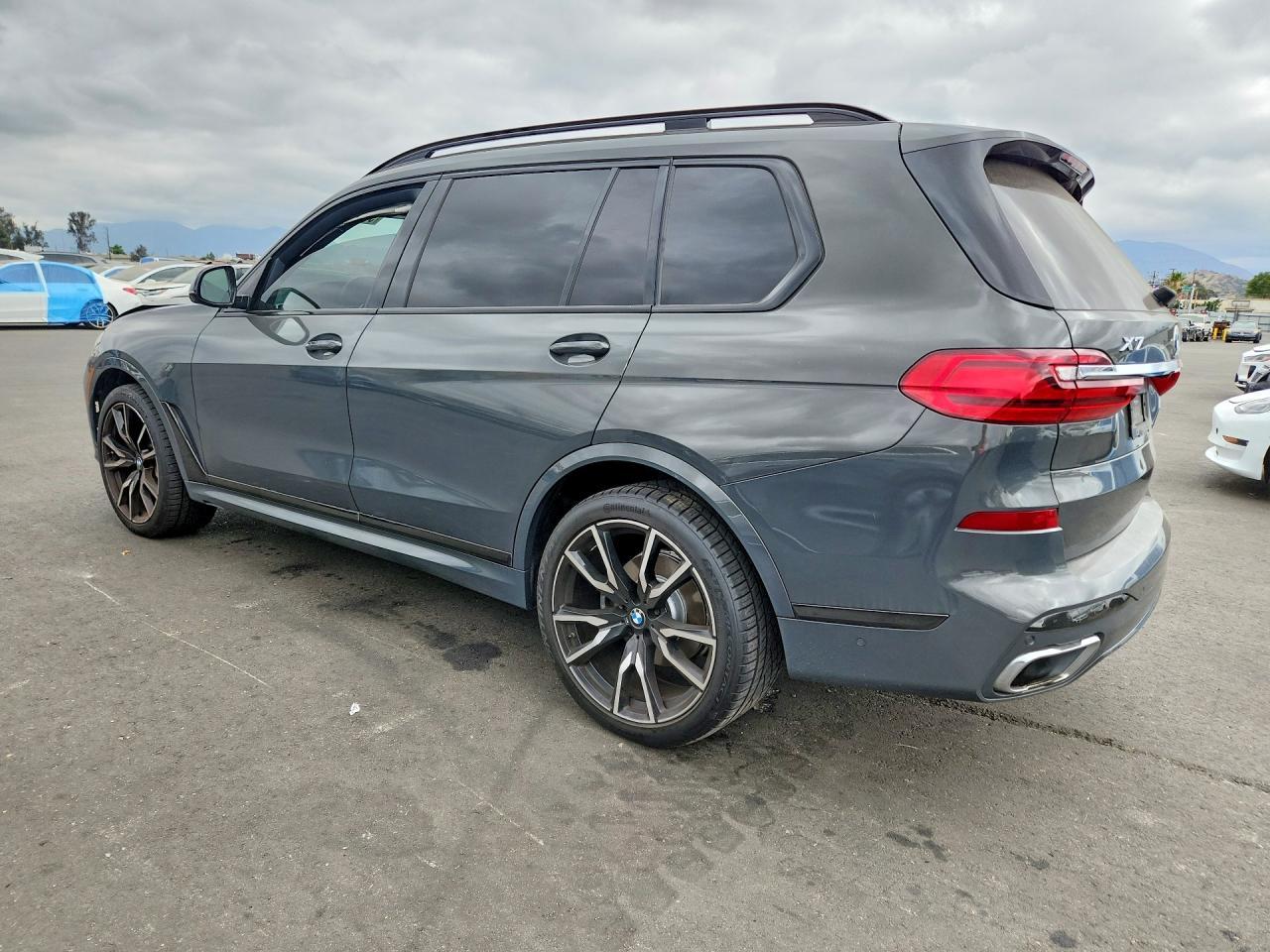2021 BMW X7 xDrive40I - zdjęcie 2