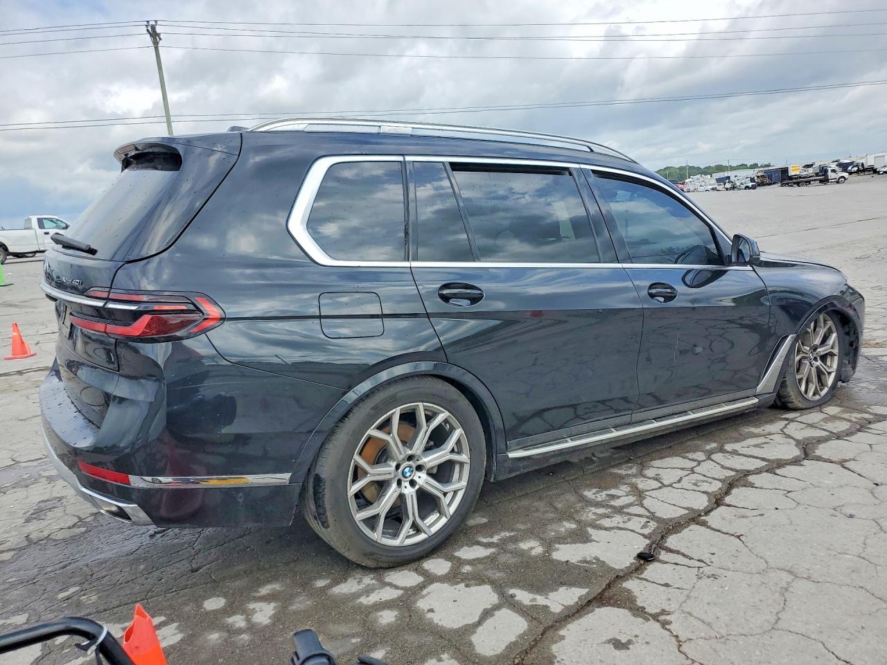 2023 BMW X7 xDrive40I - zdjęcie 3