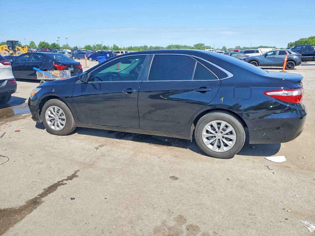 2016 Toyota Camry Le - zdjęcie 2