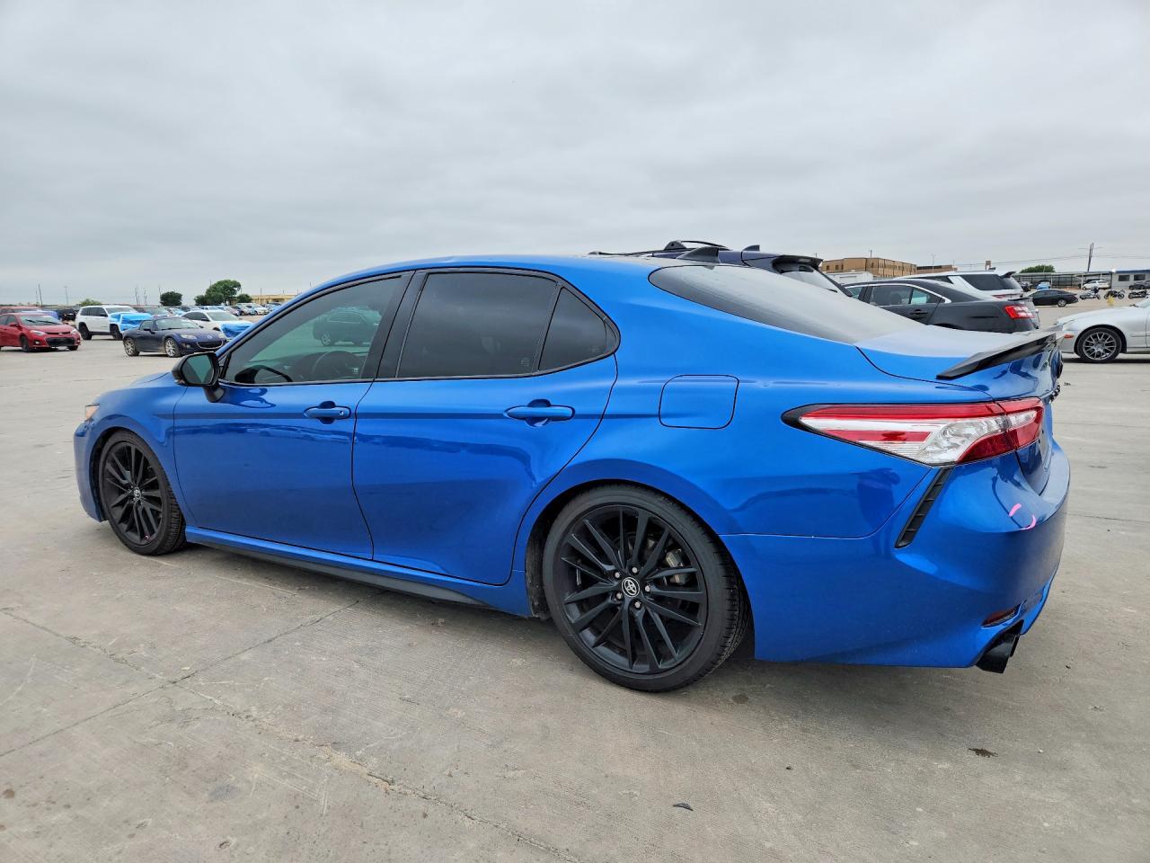 2020 Toyota Camry Xse - zdjęcie 2