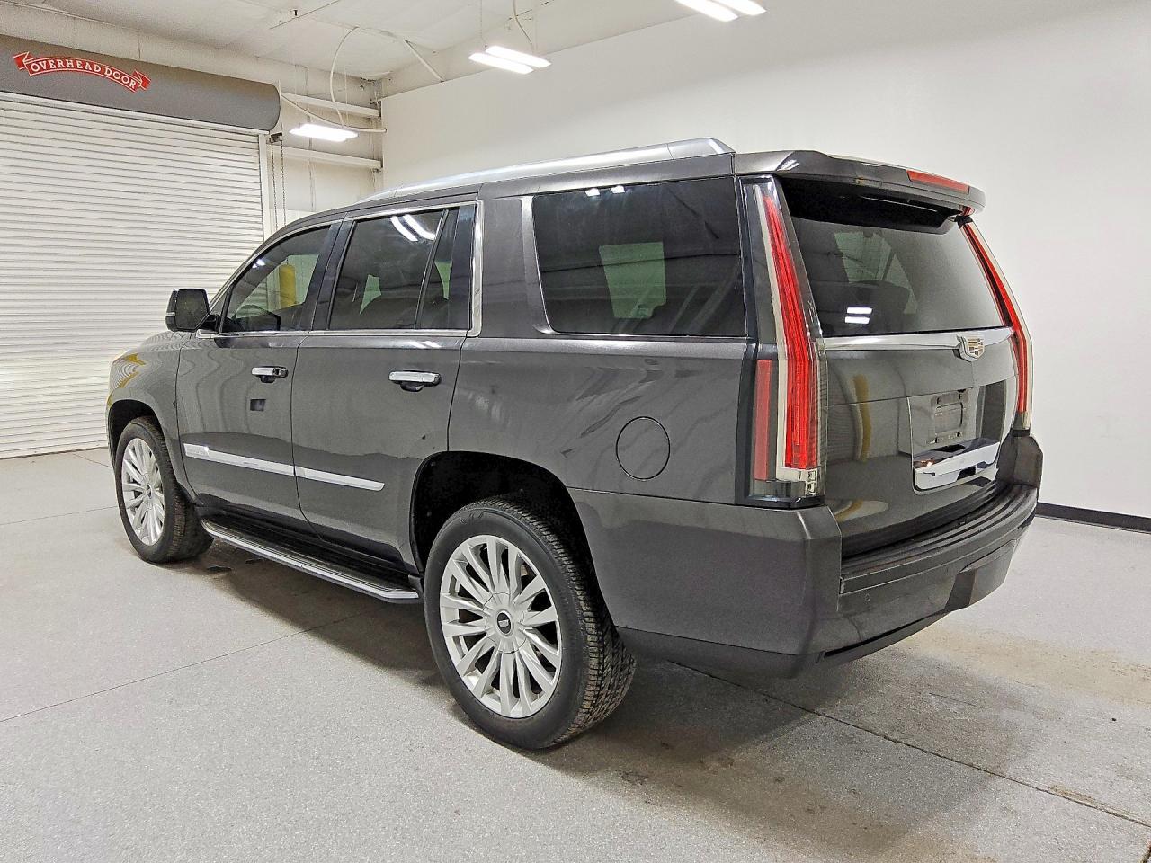 2016 Cadillac Escalade Luxury - zdjęcie 2
